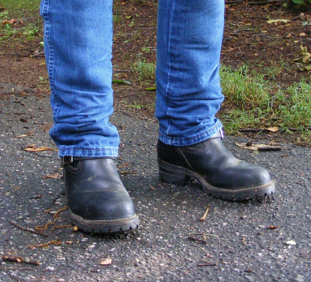 how to wear hiking boots with jeans