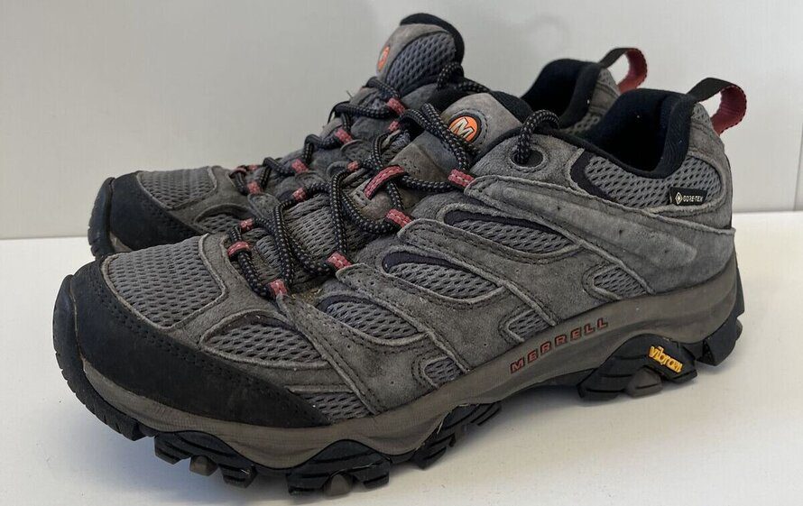 a list of hiking footwear brands that run wide-feet hiking boots and shoes