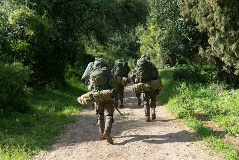 Why Do Special Forces Wear Hiking Boots? (A Complete Guide) special forces wearing hiking boots