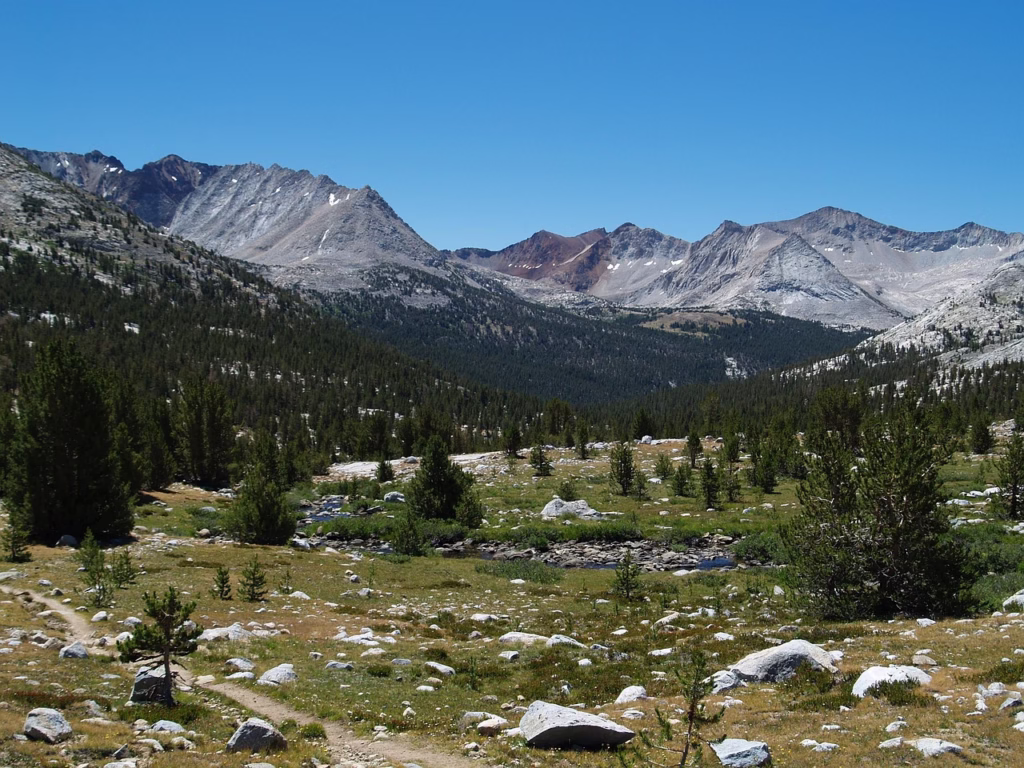 John Muir Trail Guide: A Guide to California’s Most Iconic Wilderness Trek John Muir Trail Wilderness