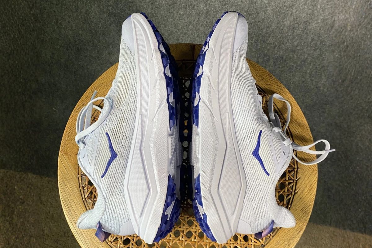 Side profile of the HOKA Challenger 8 showing the midsole geometry and lightweight upper.