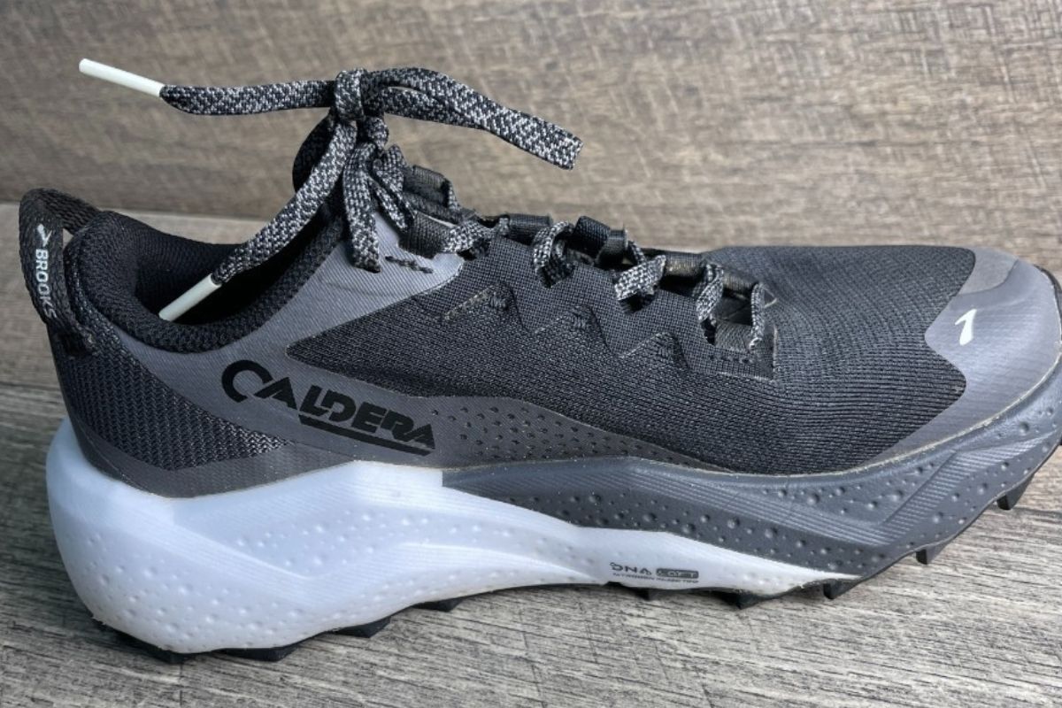 Side view of the Brooks Caldera 8 women’s trail shoe in black and gray
