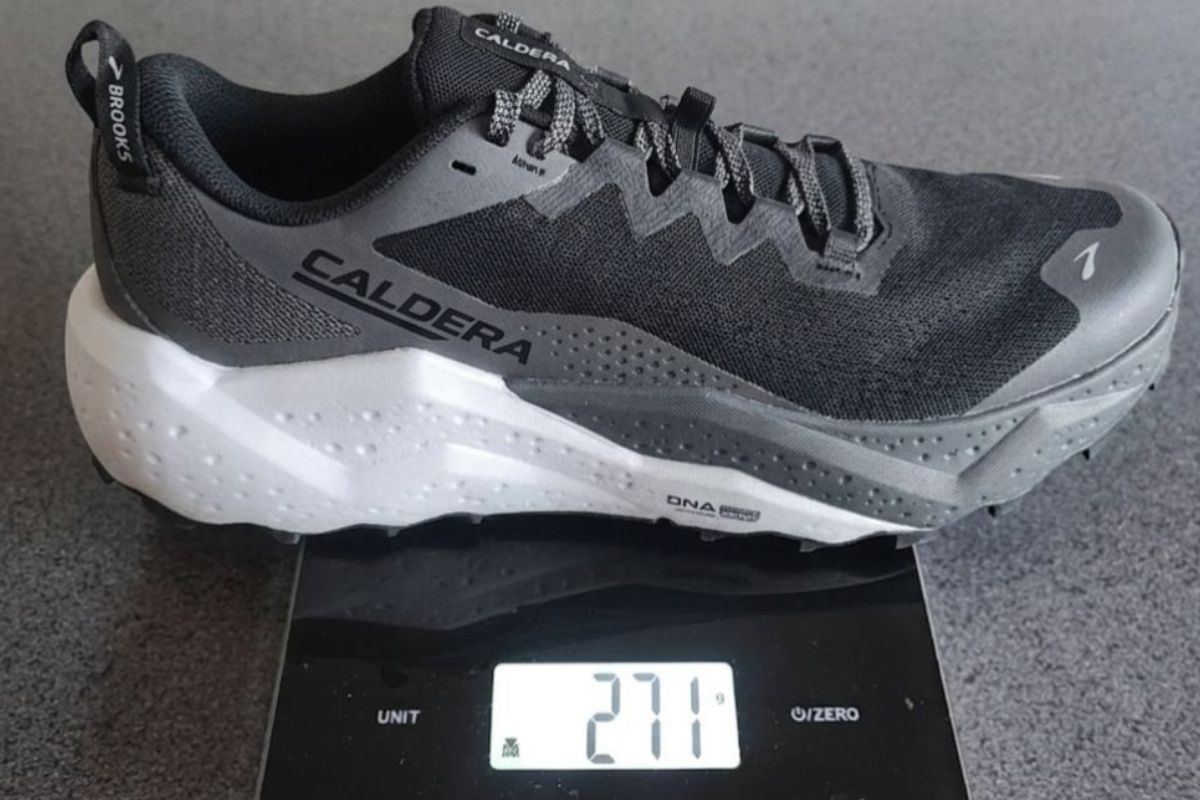 Brooks Caldera 8 women’s US 8.5 weighing 271 g on a digital scale