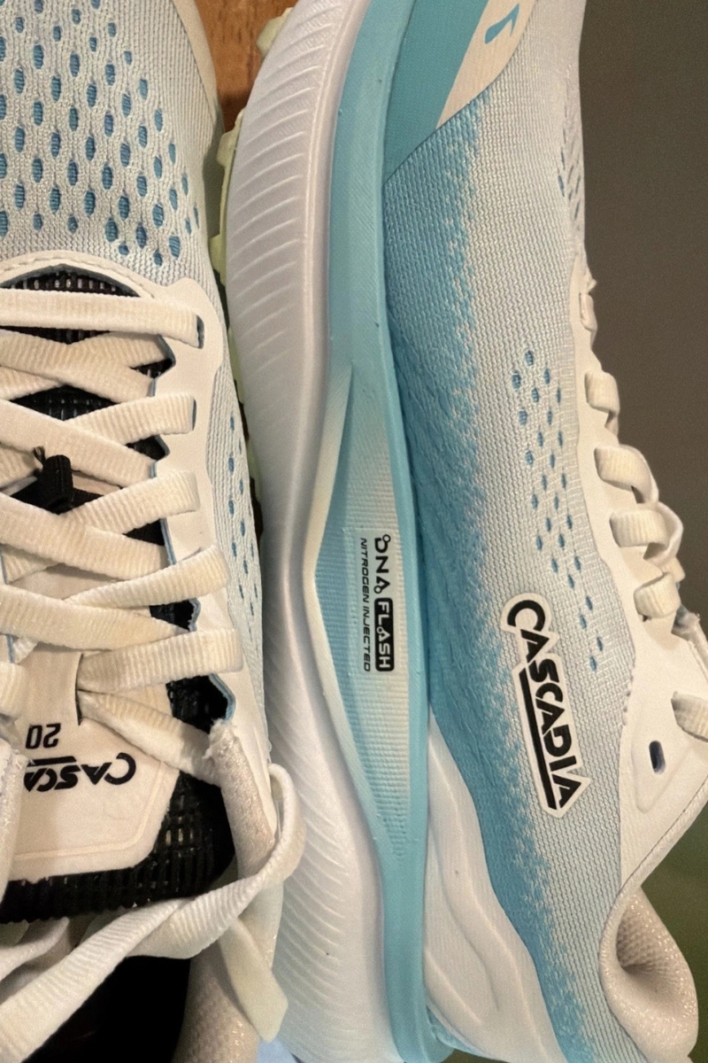Close-up of the Brooks Cascadia 20 midsole with the DNA FLASH Nitrogen Injected label and Cascadia logo