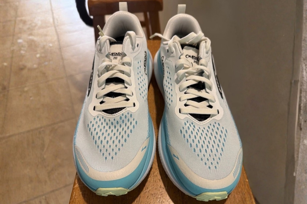 Front view of the Brooks Cascadia 20 women's Wide, showing the perforated mesh toe box and protective toe cap