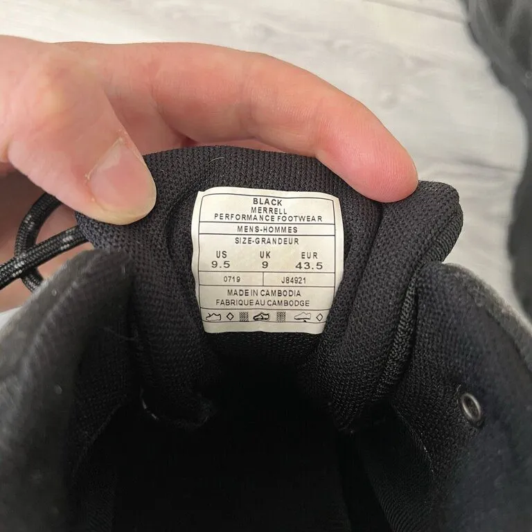 a pair of hiking boots which should fit correctly in my feet